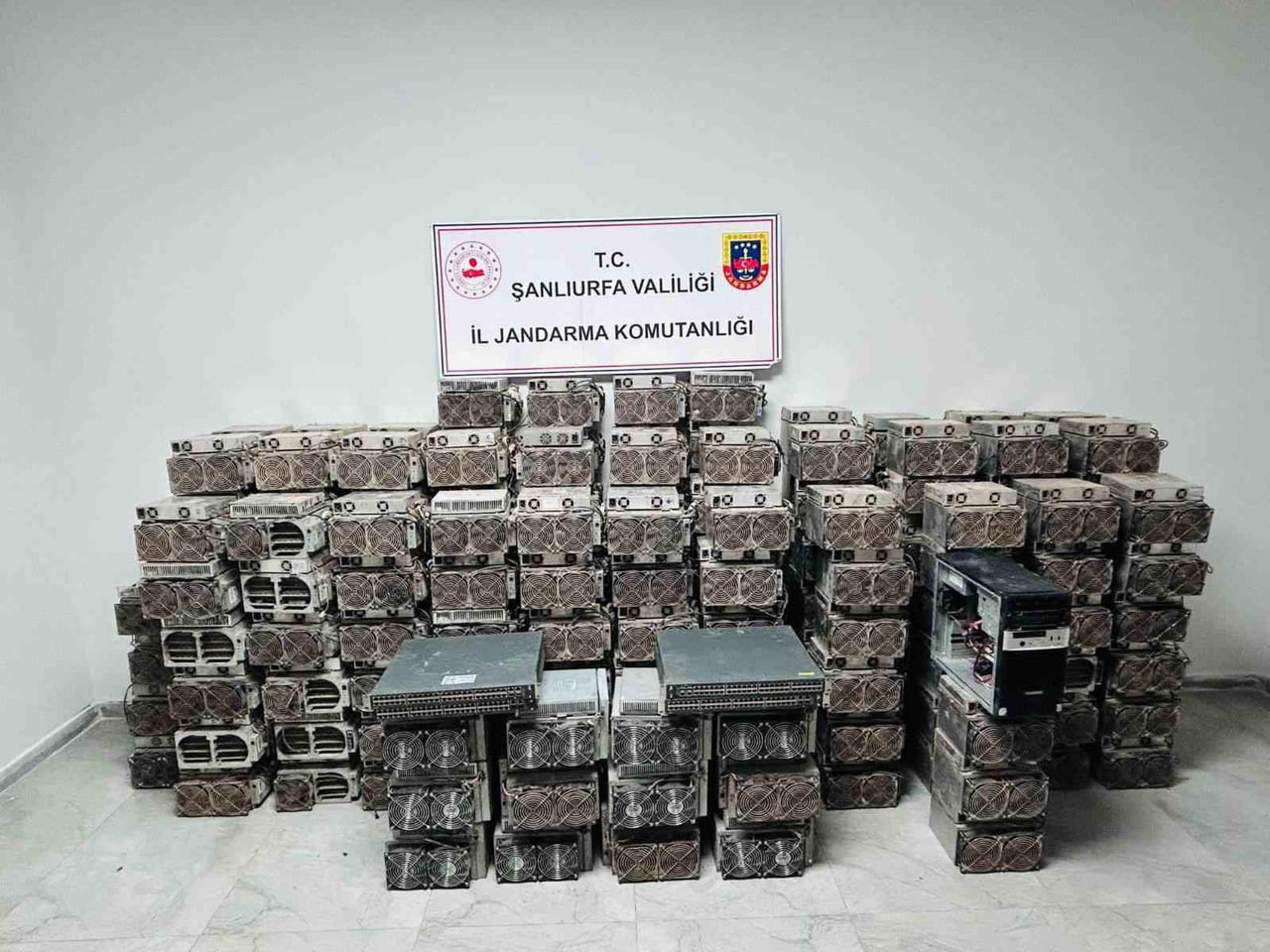 ŞANLIURFA'DA JANDARMA EKİPLERİ TARAFINDAN KRİPTO PARA ÜRETİMİ YAPTIĞI TESPİT EDİLEN DEPOYA...