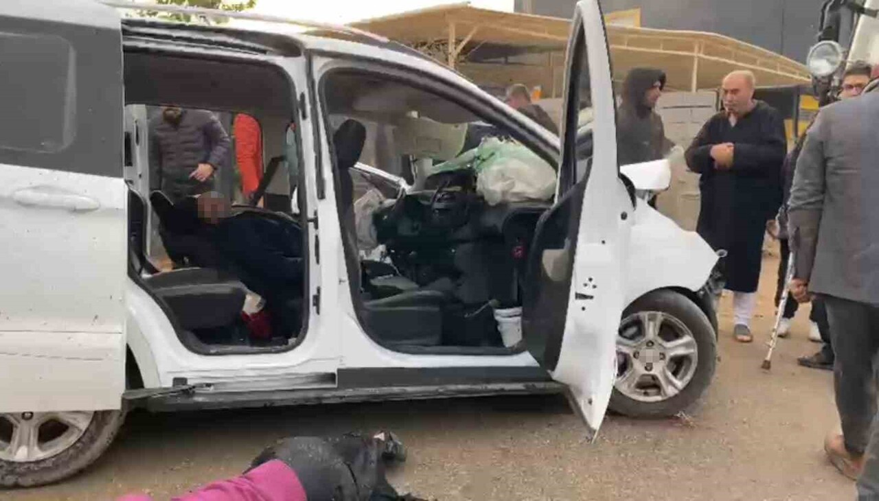 ŞANLIURFA'DA KAMYONET İLE HAFİF TİCARİ ARAÇ ÇARPIŞTI: 2'Sİ ÇOCUK 4 YARALI