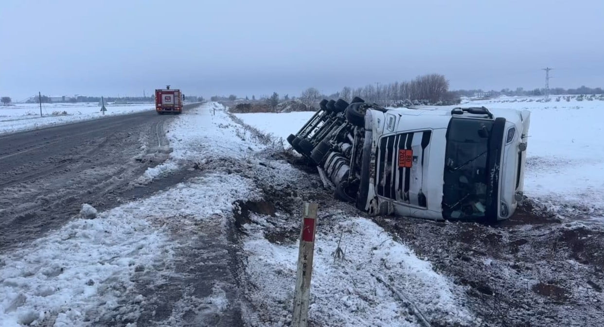 ŞANLIURFA'DA KAR VE BUZLANMA NEDENİYLE KONTROLDEN ÇIKARAK DEVRİLEN ASİT YÜKLÜ TANKERİN SÜRÜCÜSÜ...