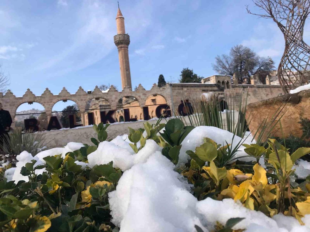 ŞANLIURFA'DA KAR YAĞIŞI SONRASI BEYAZA BÜRÜNEN TARİHİ BALIKLIGÖL, URFA KALESİ VE KIZILKOYUN...