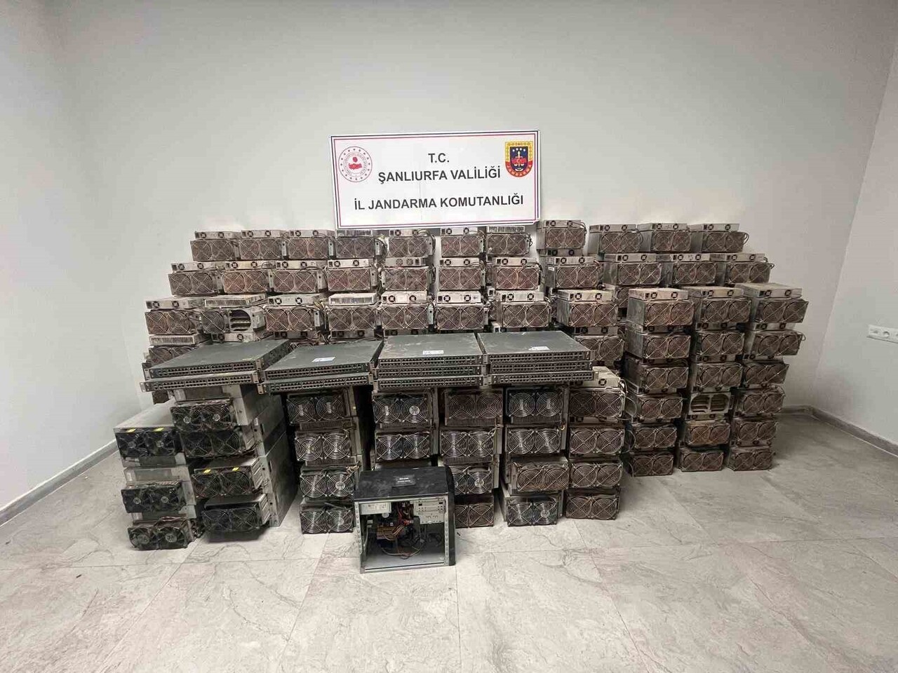 ŞANLIURFA'DA KRİPTO PARA MADENCİLİĞİNDE KULLANILAN VE DEĞERİ 7 MİLYON TL OLAN GÜMRÜK KAÇAĞI 281...