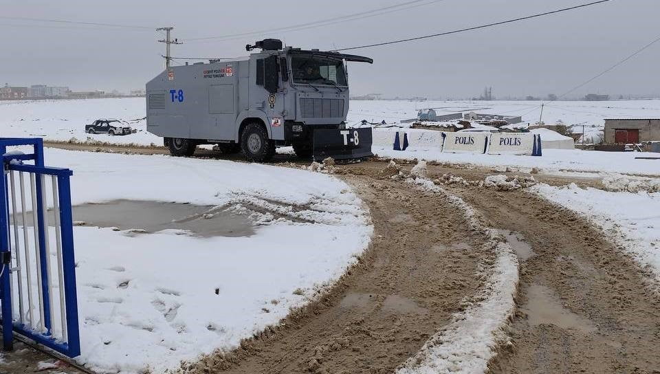 ŞANLIURFA'NIN CEYLANPINAR İLÇESİNDE KAR YAĞIŞI NEDENİYLE KAPANAN YOLU İLÇE EMNİYET MÜDÜRLÜĞÜNE AİT...