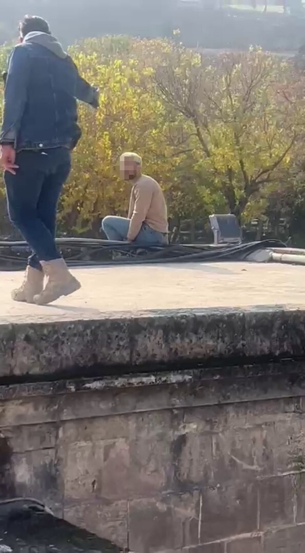 ŞANLIURFA'NIN EYYÜBİYE İLÇESİNDE BİR KİŞİ, RIZVANİYE CAMİ'SİNDEN BALIKLIGÖL'E ATLADI.