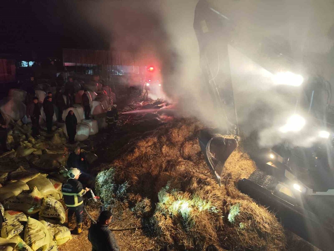 ŞANLIURFA'NIN EYYÜBİYE İLÇESİNDE SAMANLIKTA ÇIKAN YANGIN BİTİŞİKTEKİ AĞILA SIÇRAMADAN...