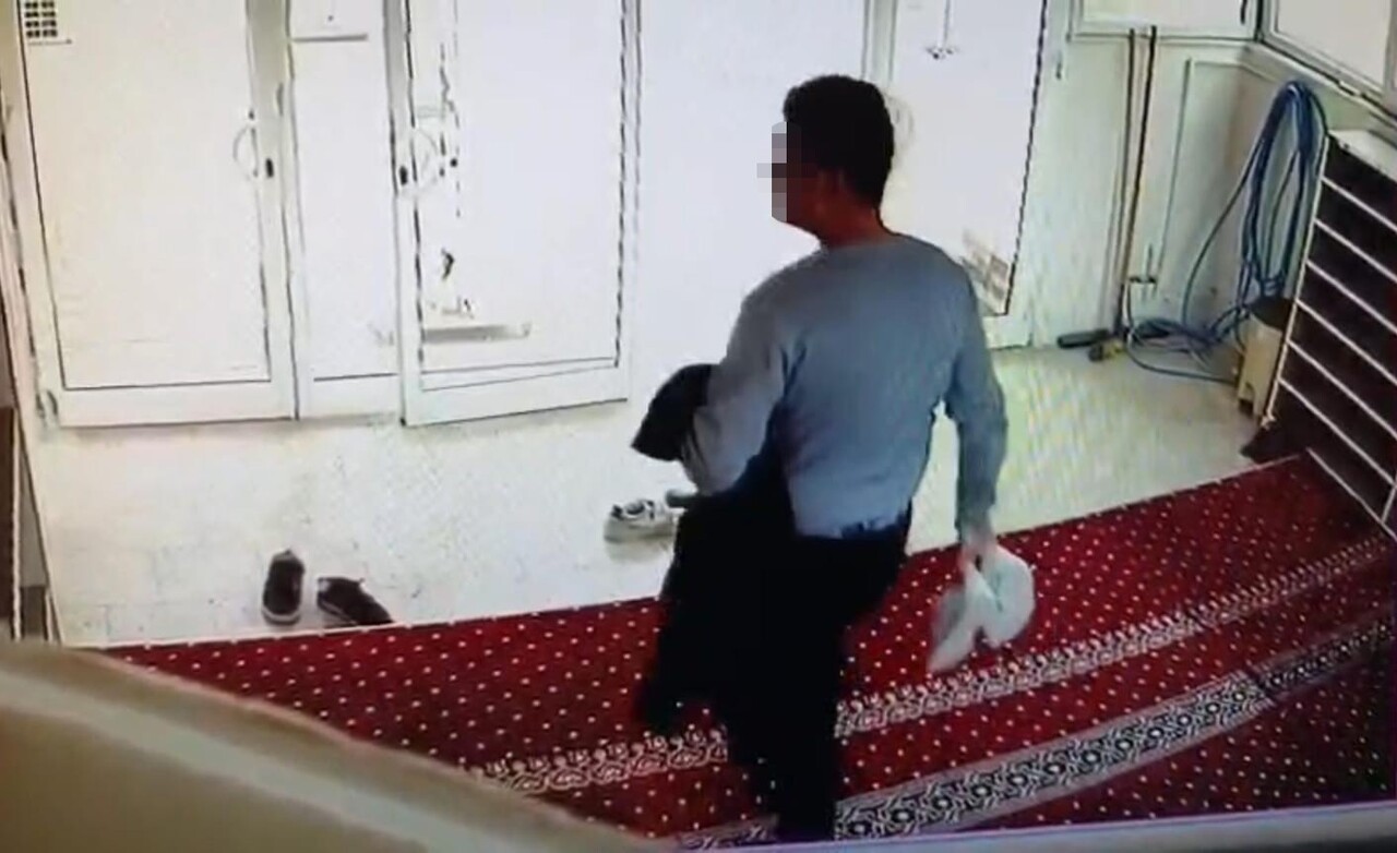 ŞANLIURFA'NIN KARAKÖPRÜ İLÇESİNDE CAMİDE YAŞANAN HIRSIZLIK OLAYI GÜVENLİK KAMERASINA YANSIDI....