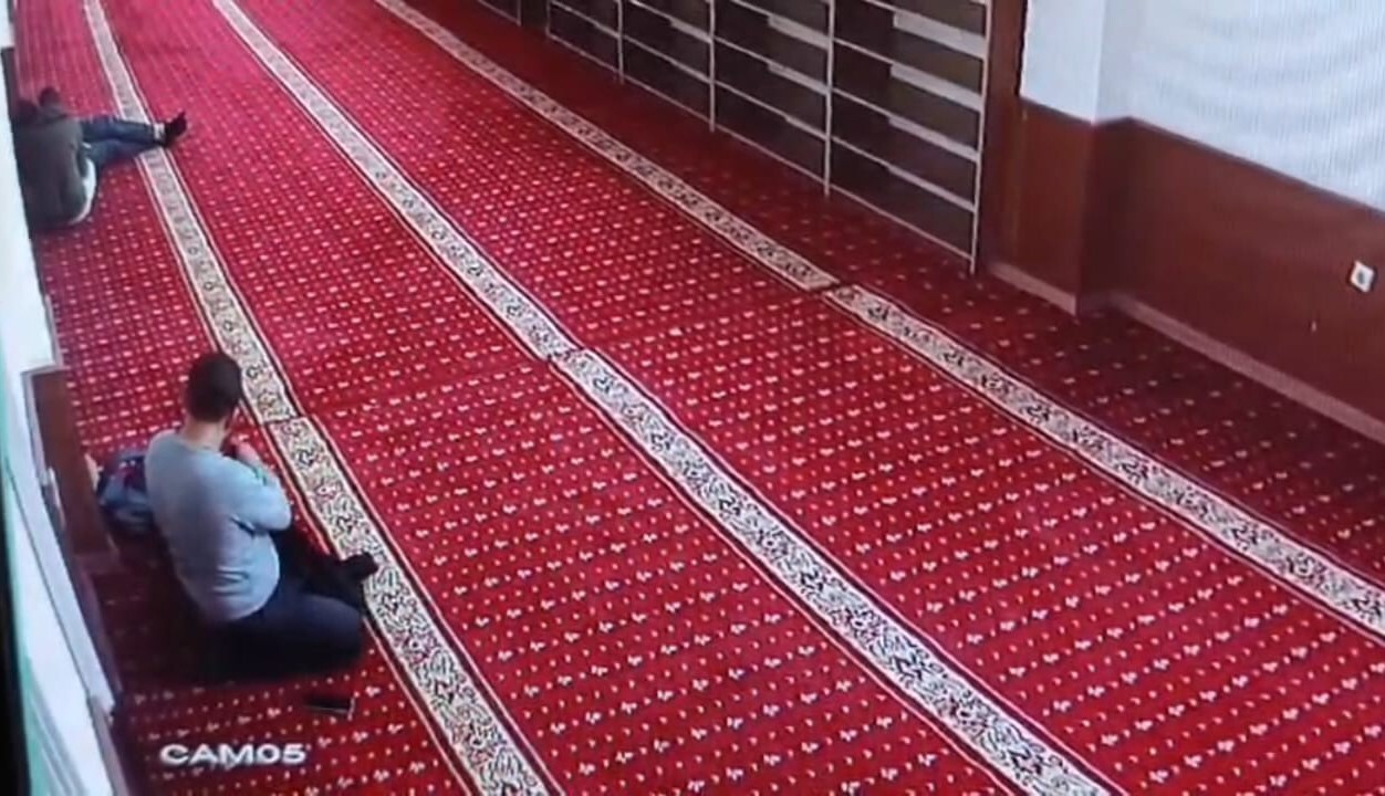 ŞANLIURFA'NIN KARAKÖPRÜ İLÇESİNDE CAMİDE YAŞANAN HIRSIZLIK OLAYI GÜVENLİK KAMERASINA YANSIDI....