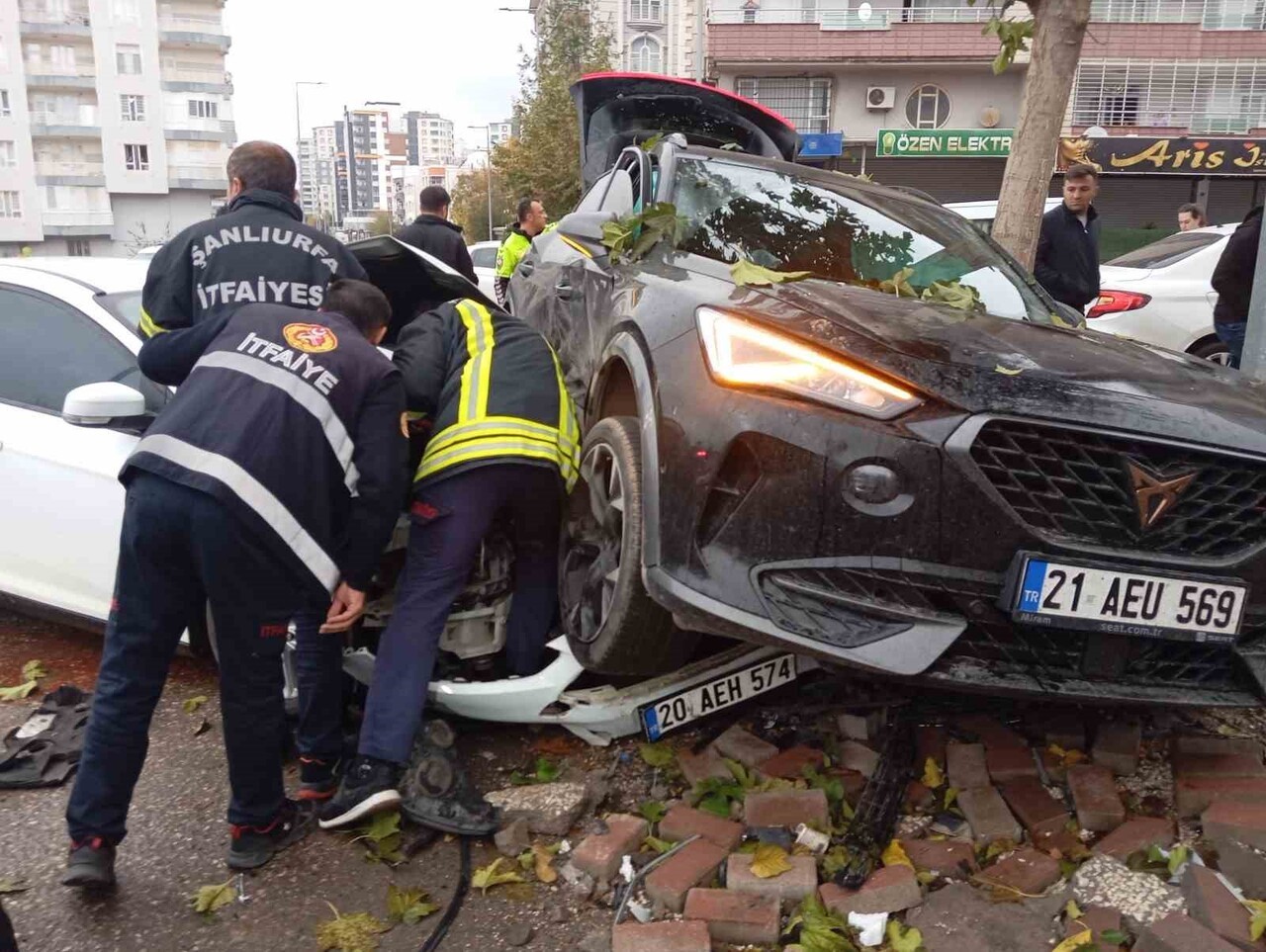 ŞANLIURFA'NIN SİVEREK İLÇESİNDE 2 OTOMOBİLİN ÇARPIŞTIĞI KAZADA 2 KİŞİ YARALANDI.
