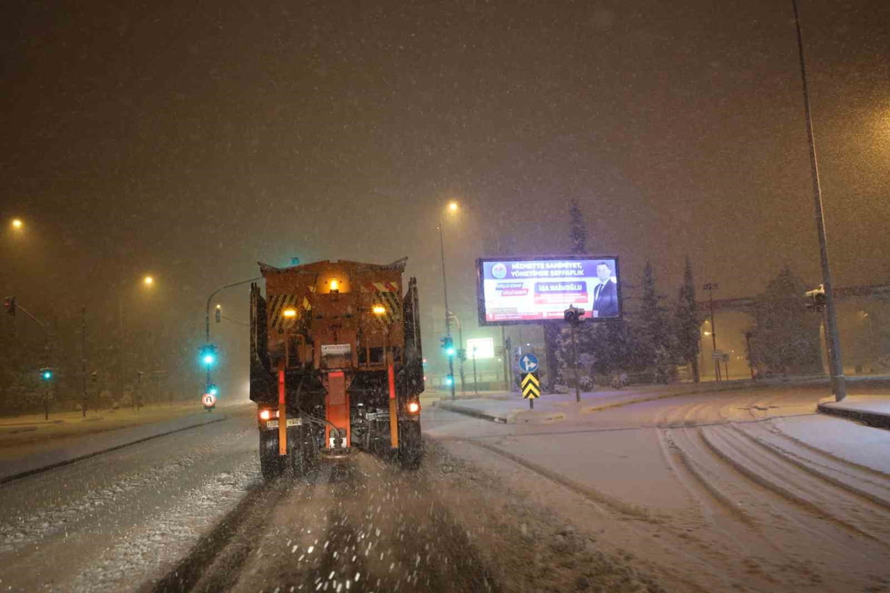 ŞANLIURFA BÜYÜKŞEHİR BELEDİYESİ KAR YAĞIŞINDAN VATANDAŞLARIN OLUMSUZ ETKİLENMEMESİ İÇİN...