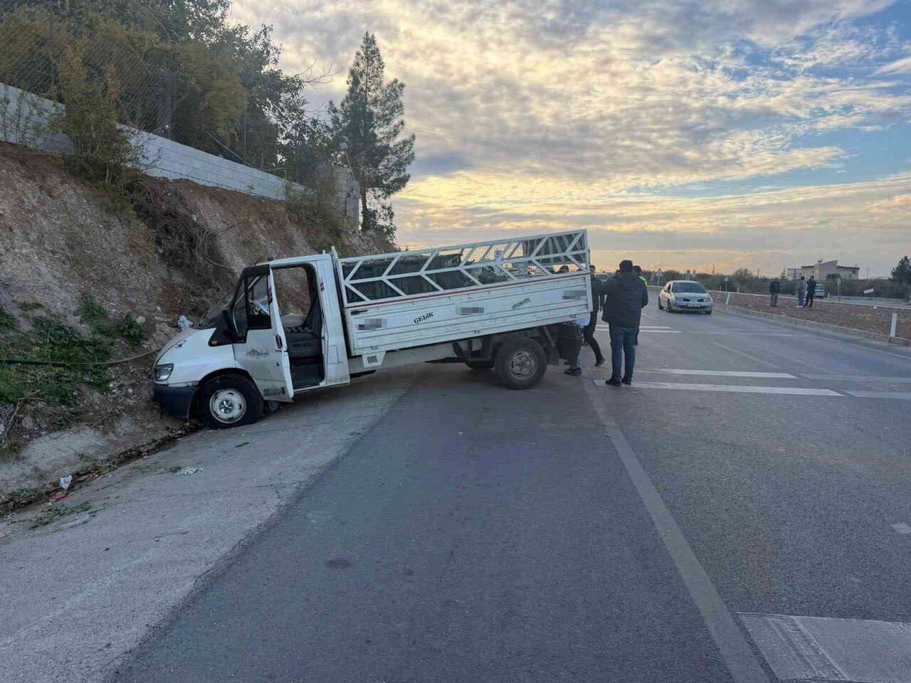 ŞANLIURFA-GAZİANTEP KARA YOLUNUN BİRECİK İLÇESİ YAKINLARINDA MOTOSİKLET İLE KAMYONETİN ÇARPIŞMASI...