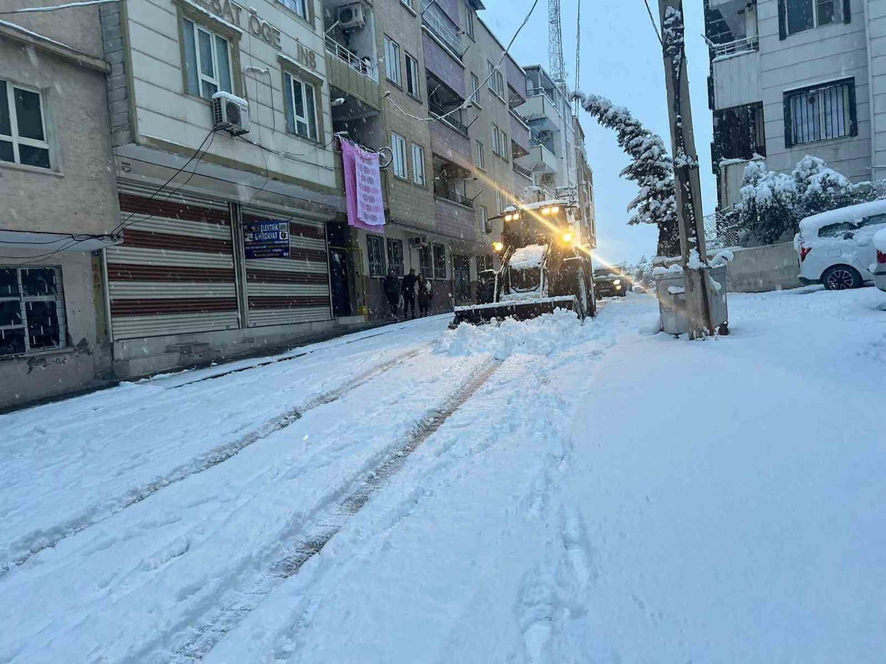 ŞANLIURFA GENELİNDE ETKİLİ OLAN KAR YAĞIŞIYLA BİRLİKTE HALİLİYE BELEDİYESİ EKİPLERİ, İLÇE...