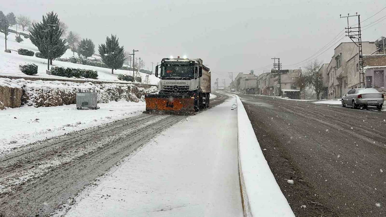 ŞANLIURFA GENELİNDE SABAH SAATLERİNDEN İTİBAREN ETKİLİ OLMAYA BAŞLAYAN KAR YAĞIŞIYLA BİRLİKTE...