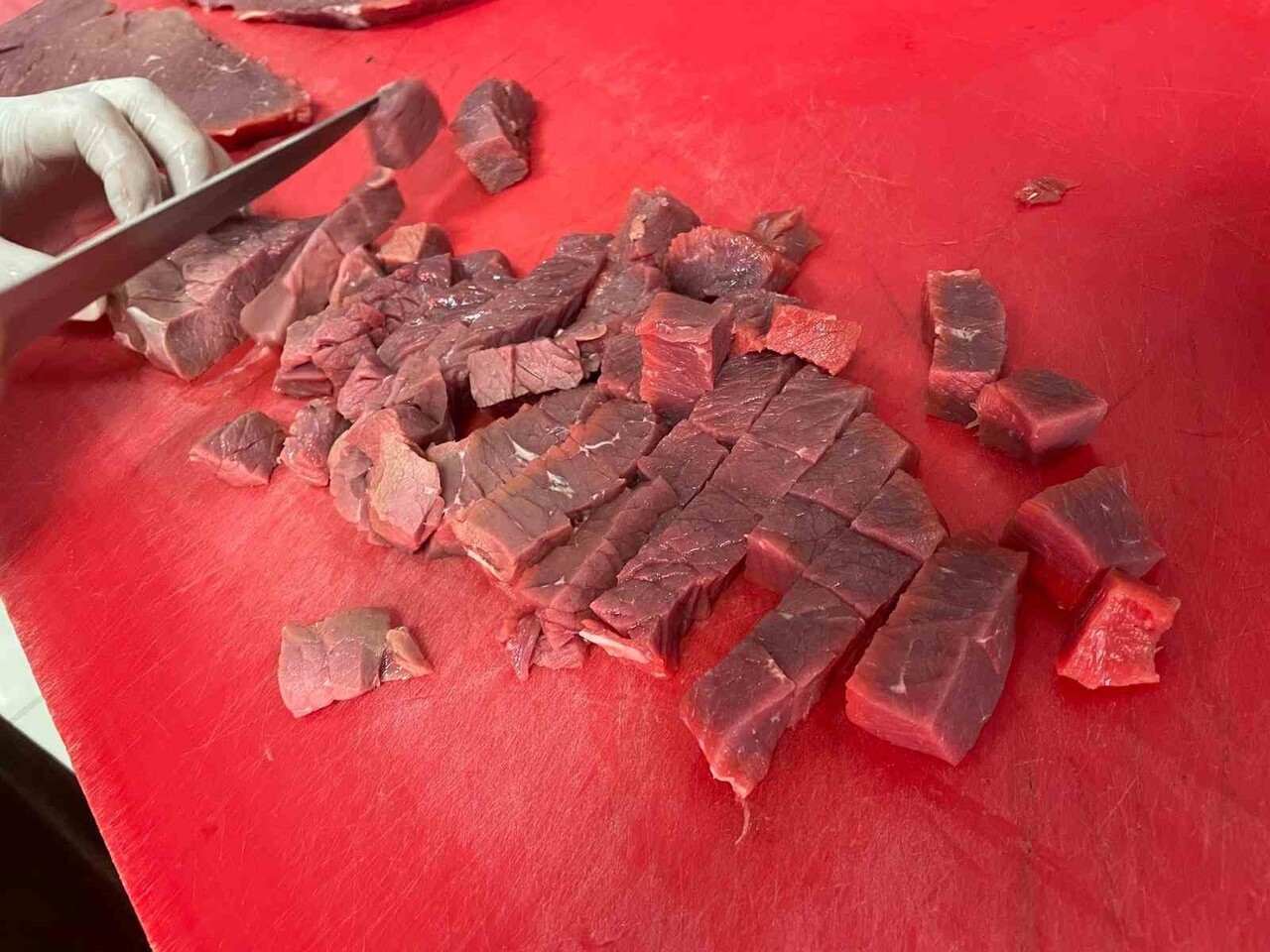 ŞAP HASTALIĞI SALGINI NEDENİYLE DANA VE SIĞIRLARIN YAZ AYLARINDA KESİME GİTMESİ YÜZÜNDEN HAYVAN...