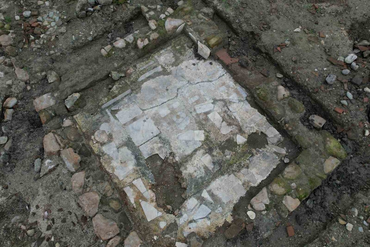 SAPANCA GÖLÜ’NDE SU SEVİYESİNİN ÇEKİLMESİYLE ORTAYA ÇIKAN ADACIKTAKİ KALINTILARIN BAZİLİKA...