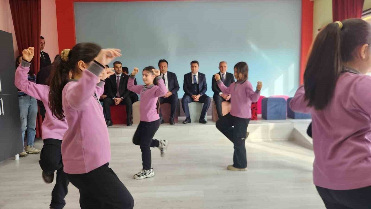 SARI SALTUK İLKOKULU'NDA TUNCELİ VALİSİ VE BELEDİYE BAŞKAN VEKİLİ ŞEFİK AYGÖL İLE TUNCELİ İL MİLLİ...