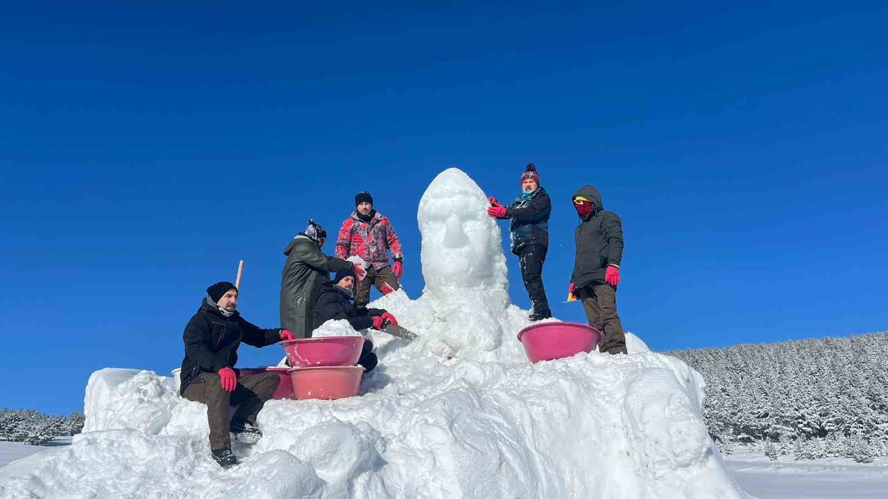 SARIKAMIŞ’IN "BEYAZ DRAMI" KARDAN HEYKELLERLE CANLANIYOR(KARS-İHA)
