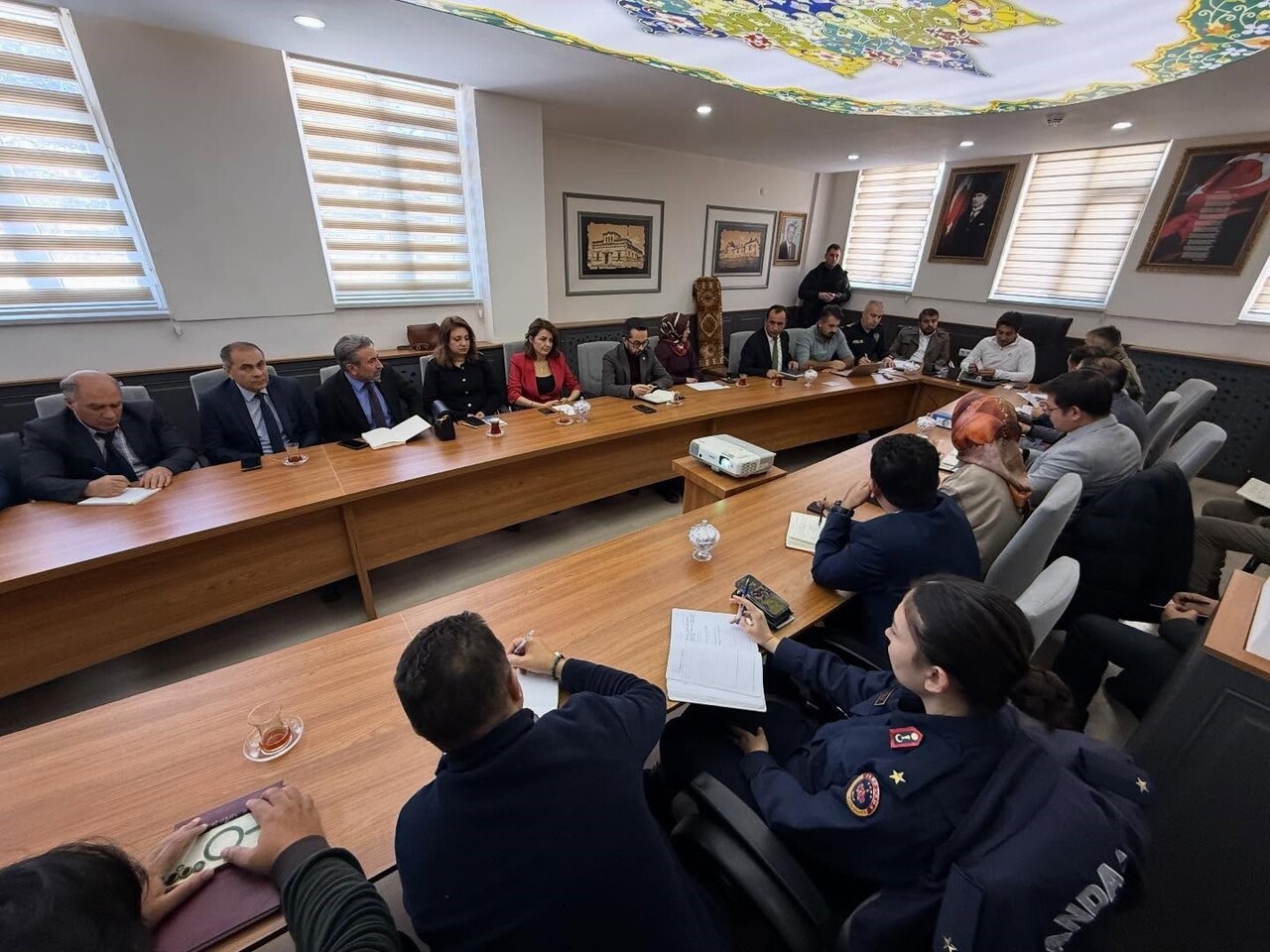 SARIKAMIŞ’TA ANMA ÖNCESİ KRİTİK TOPLANTI: "TÜRKİYE ŞEHİTLERİYLE YÜRÜYOR"(KARS-İHA)