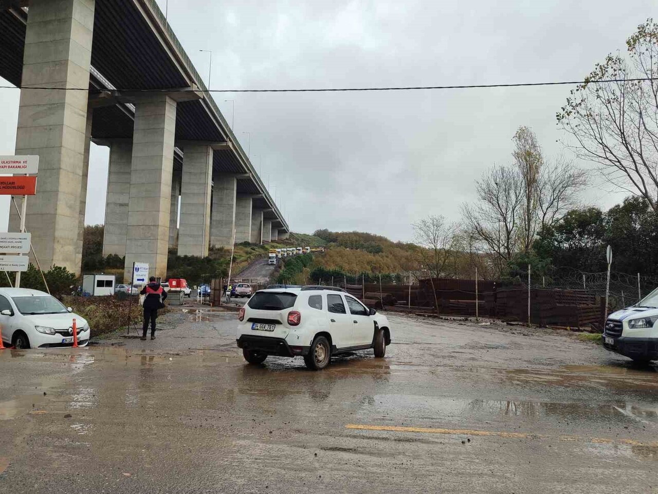 SARIYER'DE KİLYOS TÜNELİ İNŞAATINDA YAĞIŞ NEDENİYLE YOL ÇÖKTÜ
