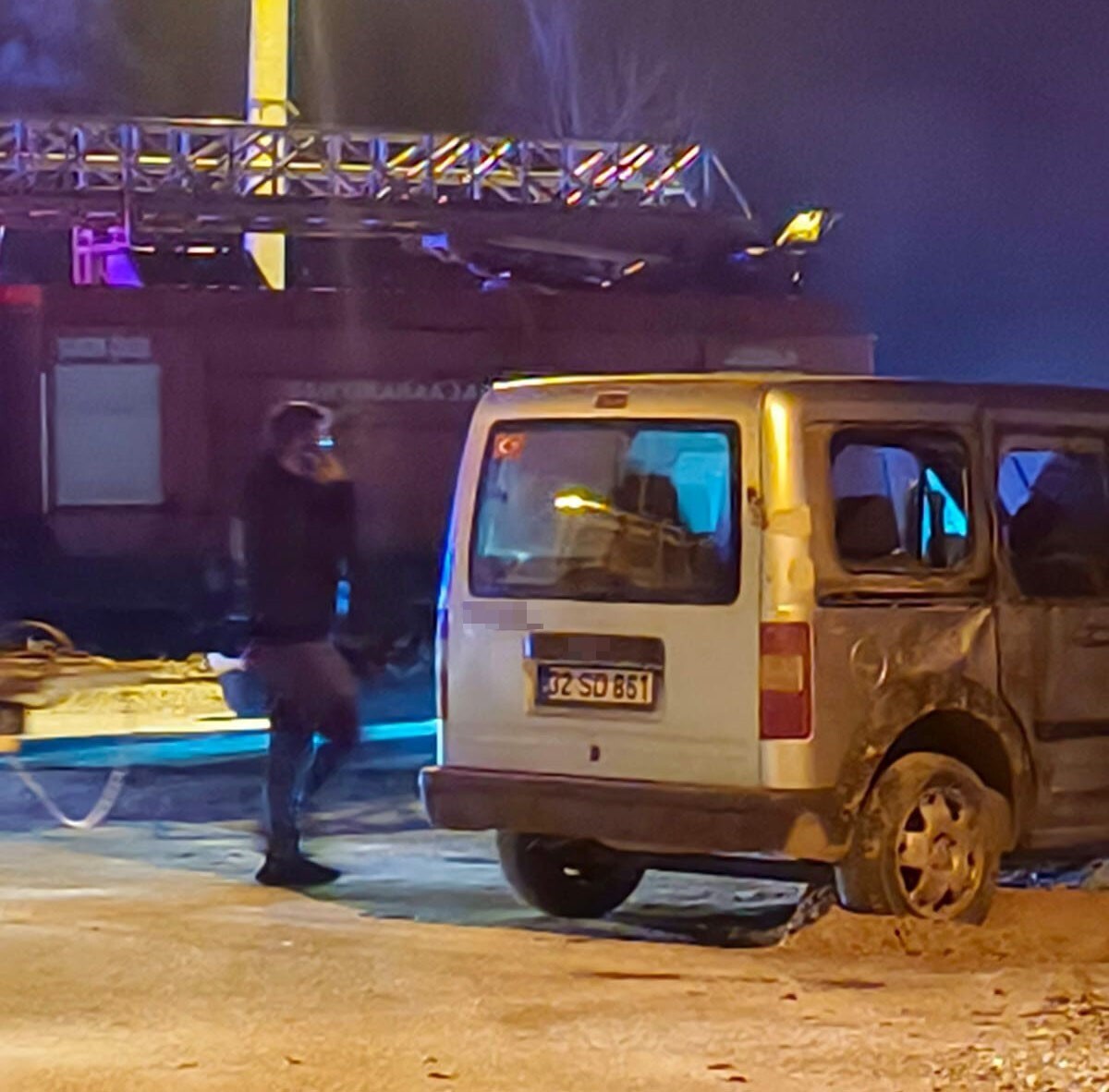 ŞARKİKARAAĞAÇ İLÇESİNDE SÜRÜCÜSÜNÜN DİREKSİYON HAKİMİYETİNİ KAYBETMESİ SONUCU DEVRİLEN HAFİF...