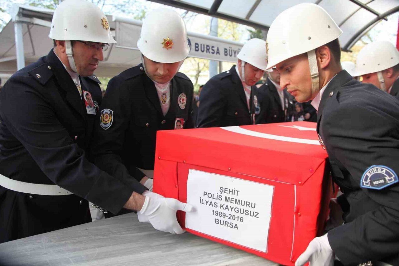 ŞEHİT POLİSİN BABASININ EVİ ALEVLERE TESLİM OLDU