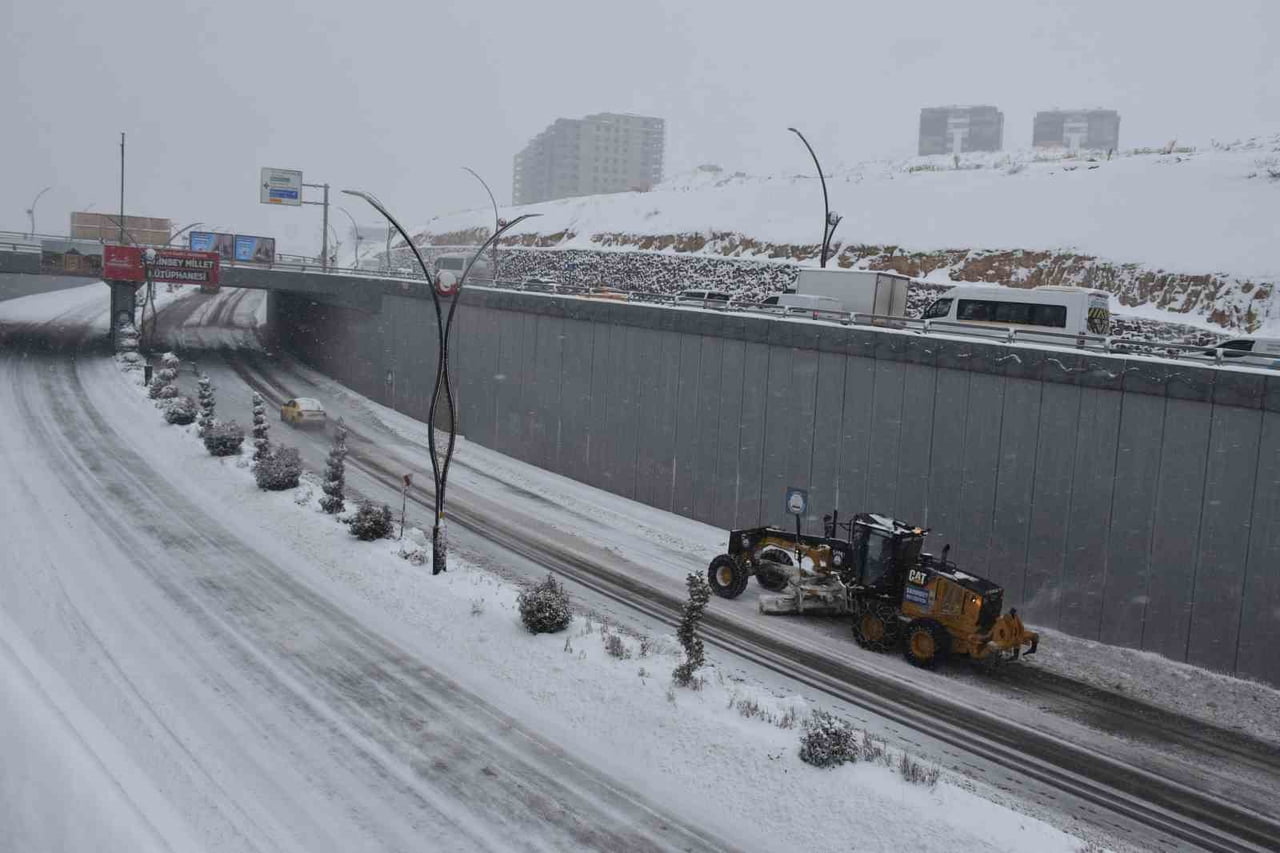 ŞEHRİ ETKİSİ ALTINA ALAN YOĞUN KAR YAĞIŞI SONRASI ŞAHİNBEY BELEDİYESİ, VATANDAŞLARIN GÜNLÜK...