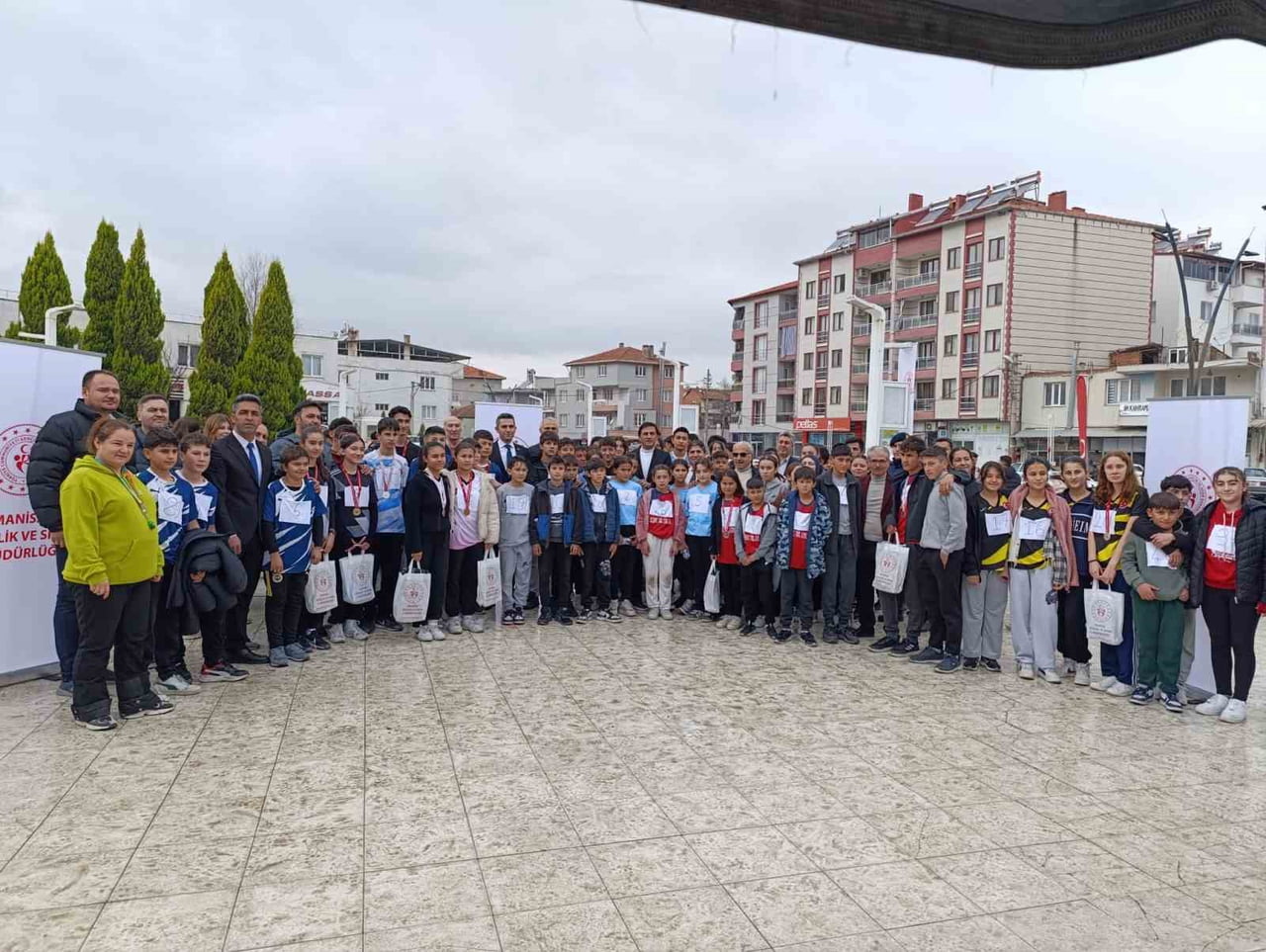 SELENDİ’DE KROS YARIŞI NEFES KESTİ