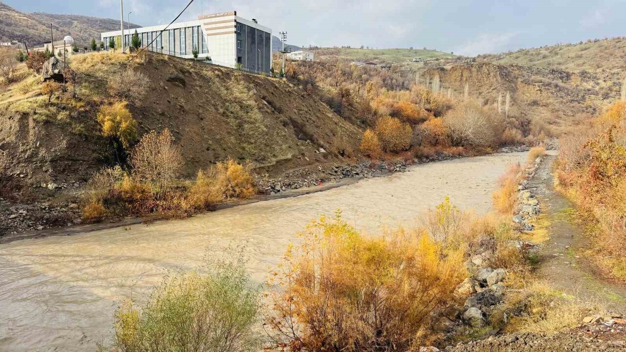 ŞENOBA BELDESİNDEN GEÇEN HEZİL ÇAYI, İKİ GÜNDÜR ETKİLİ OLAN YAĞIŞLAR NEDENİYLE ADETA...