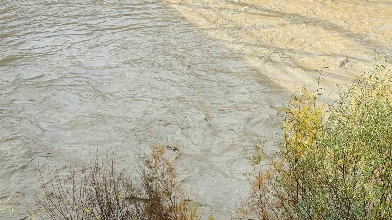 ŞENOBA BELDESİNDEN GEÇEN HEZİL ÇAYI, İKİ GÜNDÜR ETKİLİ OLAN YAĞIŞLAR NEDENİYLE ADETA...