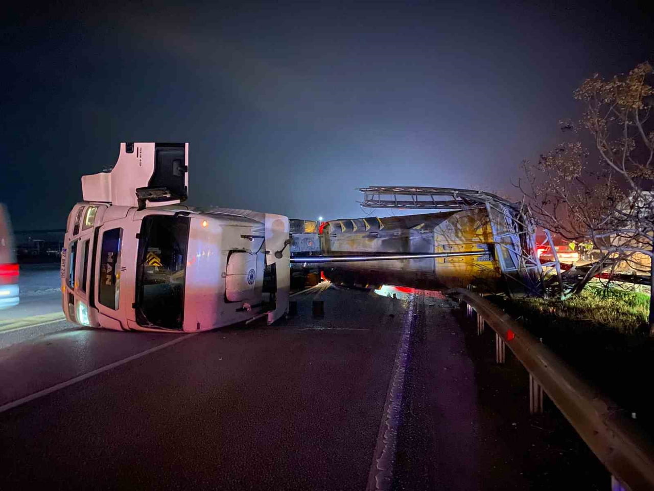 SERİK'TE DORSESİ EDS SİSTEMİNİN BULUNDUĞU DİREĞE ÇARPAN TIR DEVRİLDİ. KOPAN DEMİRLER, KAMYONUN...