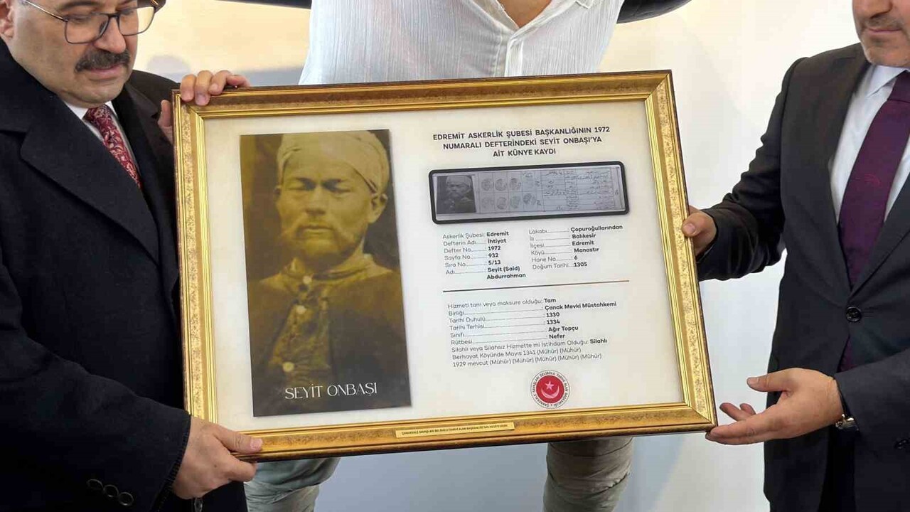 SEYİT ONBAŞI'NIN ASKERLİK KÜNYE KAYDI VE GENÇLİK FOTOĞRAFLI ÖZEL OLARAK ÇERÇEVELENEREK BALIKESİR...