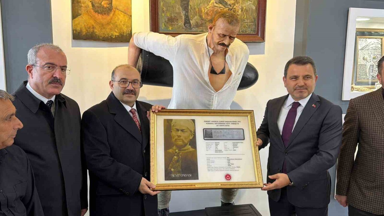 SEYİT ONBAŞI'NIN ASKERLİK KÜNYE KAYDI VE GENÇLİK FOTOĞRAFLI ÖZEL OLARAK ÇERÇEVELENEREK BALIKESİR...