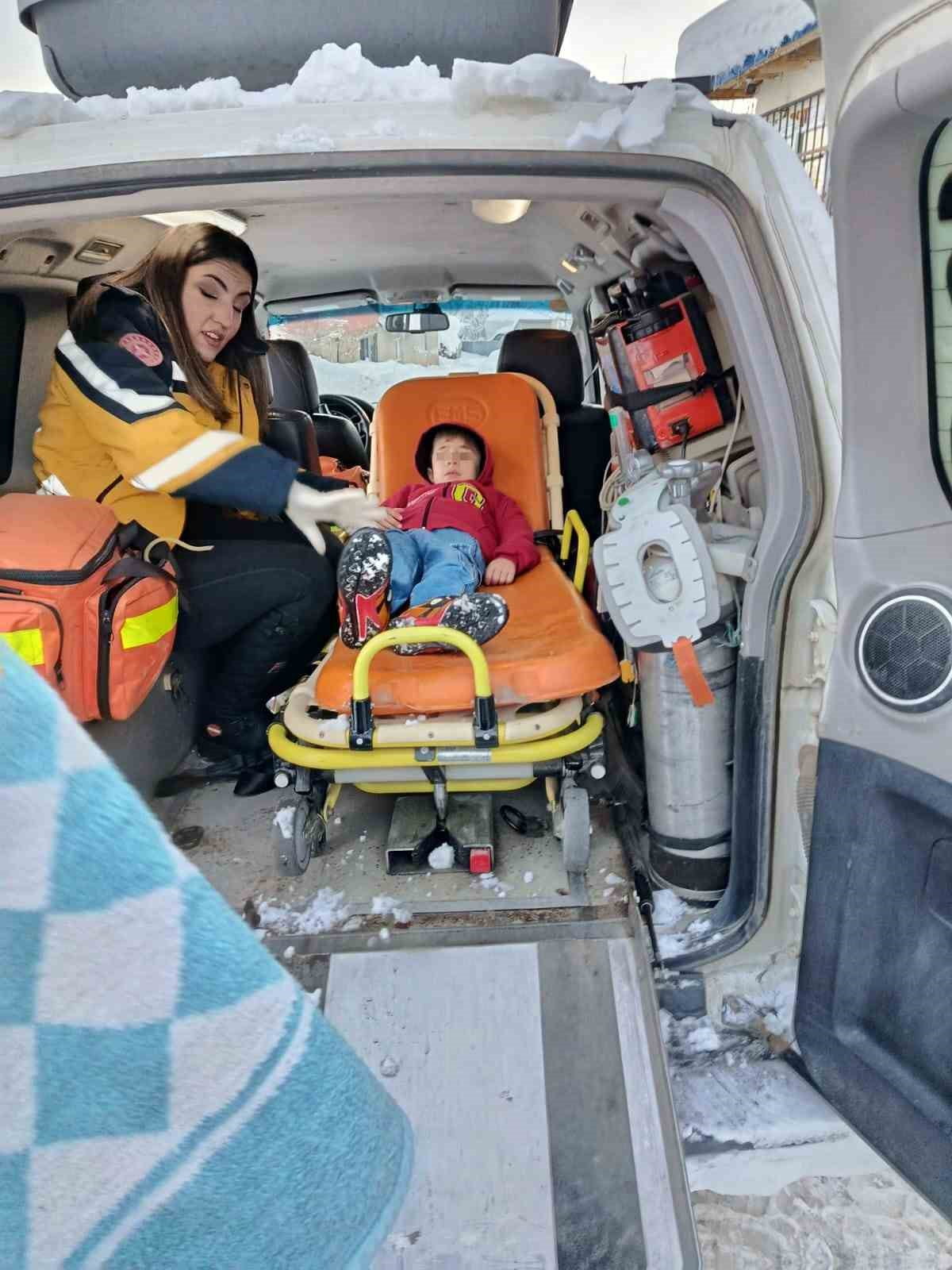 SİİRT'İN PERVARİ İLÇESİNDE DAMDAN DÜŞEREK YARALANAN 7 YAŞINDAKİ ÇOCUK HASTANEYE...