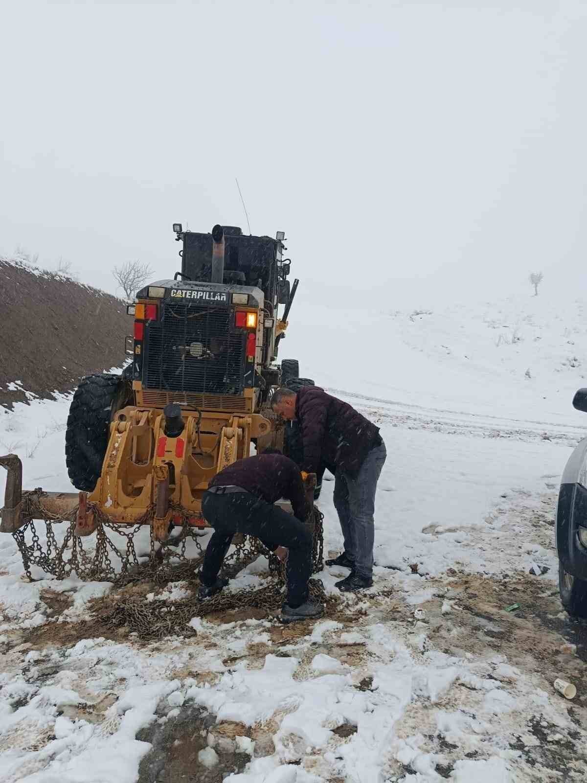 SİİRT'İN PERVARİ İLÇESİNDE GRUP KÖY YOLU KAR YAĞIŞI NEDENİYLE KAPANDI. EKİPLERİN YOL AÇMA...