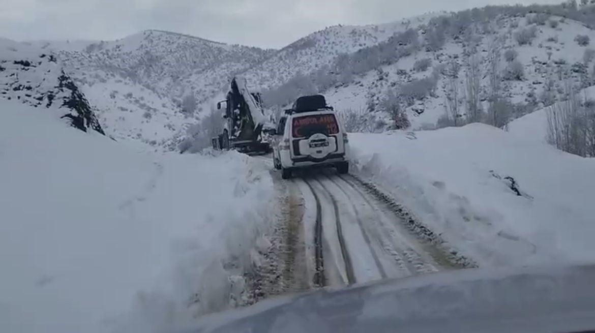 SİİRT'İN ŞİRVAN İLÇESİNDE İÇ KANAMA GEÇİREN KADIN, EKİPLERİN KARLI YOLU AÇMASIYLA HASTANEYE...