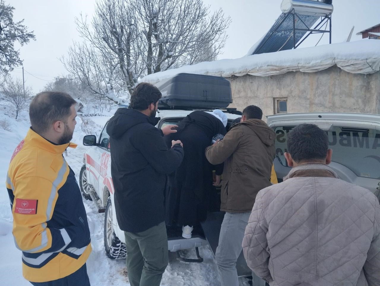 SİİRT'İN ŞİRVAN İLÇESİNDE İÇ KANAMA GEÇİREN KADIN, EKİPLERİN KARLI YOLU AÇMASIYLA HASTANEYE...