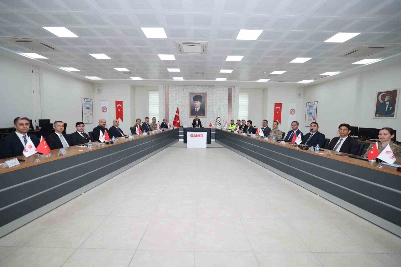 SİİRT'TE 2025 YILI KASIM AYI GÜVENLİK VE ASAYİŞ DEĞERLENDİRME TOPLANTISI, SİİRT VALİSİ DR. KEMAL...