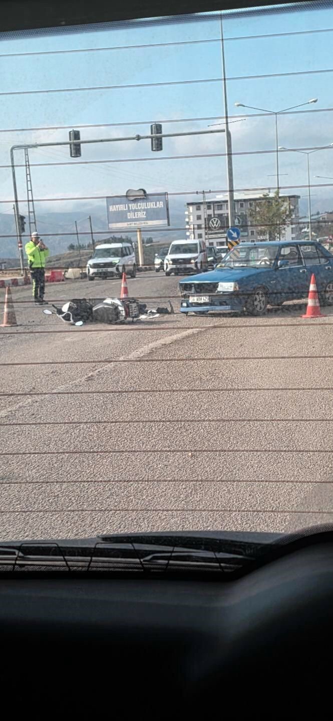 SİİRT'TE OTOMOBİL İLE MOTOSİKLETİN ÇARPIŞTIĞI KAZADA 1 KİŞİ YARALANDI.