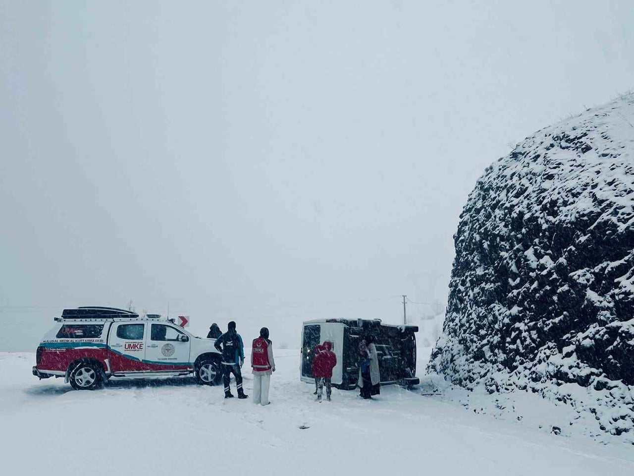 SİİRT’İN BAYKAN İLÇESİNDE YOĞUN KAR YAĞIŞI NEDENİYLE MİNİBÜSÜN DEVRİLMESİ SONUCU 6 KİŞİ...