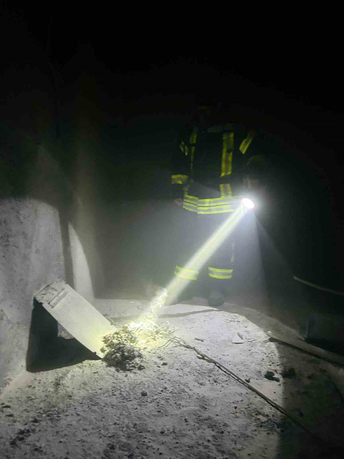 SİİRT’İN KURTALAN İLÇESİNDE BİR APARTMANDA ÇIKAN YANGIN SÖNDÜRÜLDÜ.