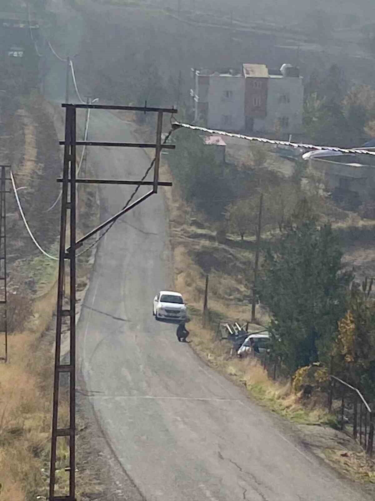 SİİRT’İN KURTALAN İLÇESİNDE OTOMOBİLİN YOL KENARINA SAVRULDUĞU KAZADA MADDİ HASAR...