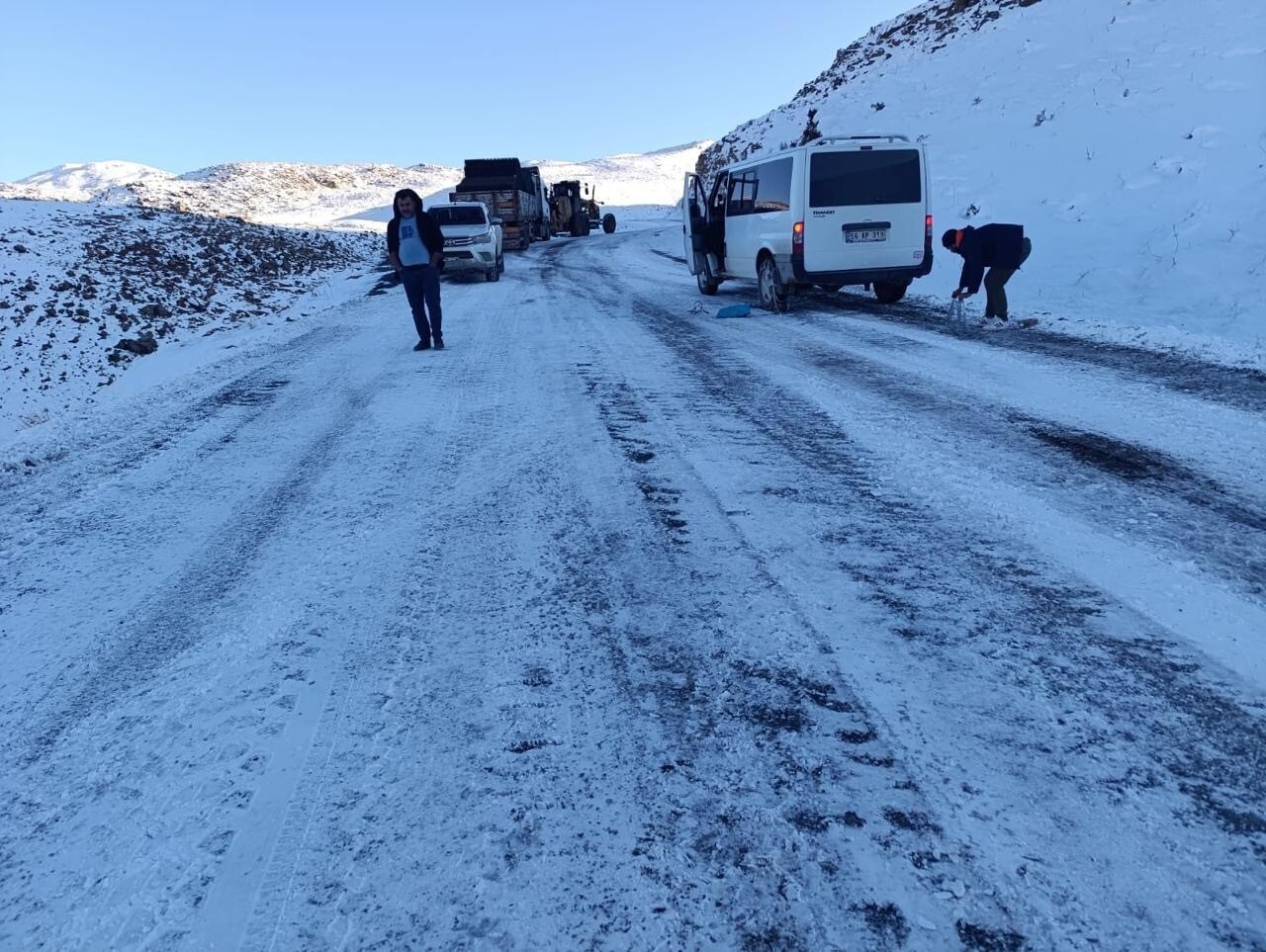 SİİRT’İN PERVARİ İLÇESİNDE MİNİBÜSÜN YOL KENARINA YAN YATTIĞI KAZADA 5 KİŞİ YARA ALMADAN...