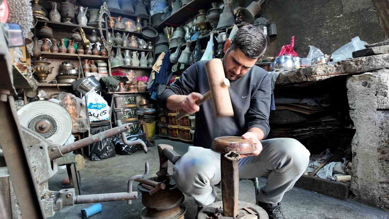 SİİRT’TE 6 YAŞLARINDA BABASININ YANINDA BAKIRCILIK MESLEĞİ ÖĞRENEN 50 YAŞINDAKİ FATİH BAKIRCI...