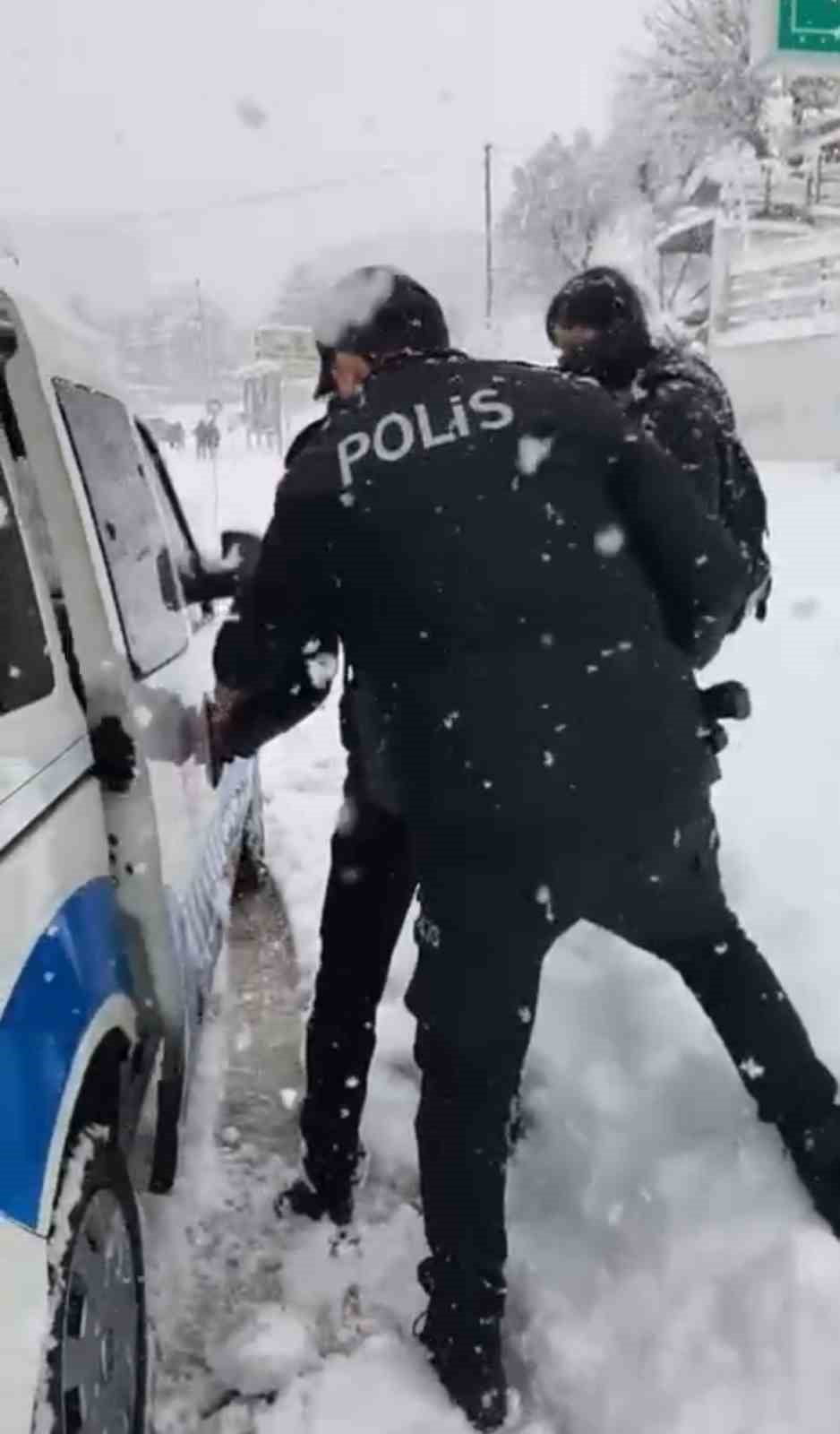 SİİRT’TE ETKİLİ OLAN YOĞUN KAR YAĞIŞI VE BUZLANMA NEDENİYLE EVLERİNE DÖNMEKTE ZORLANAN ÖĞRENCİLERE...