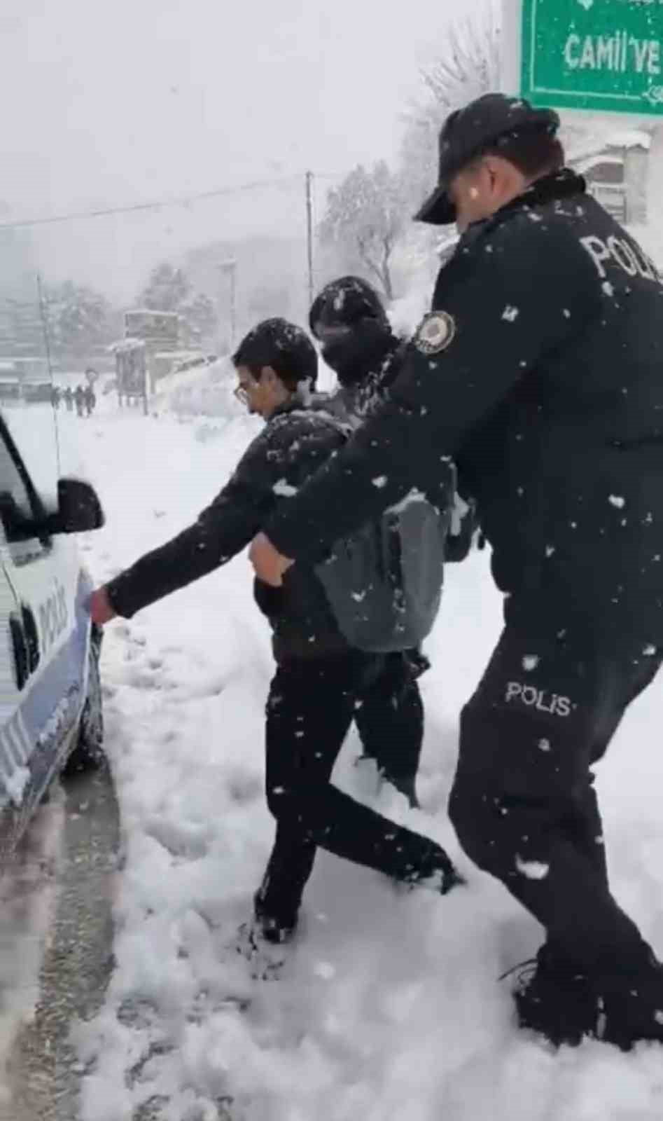 SİİRT’TE ETKİLİ OLAN YOĞUN KAR YAĞIŞI VE BUZLANMA NEDENİYLE EVLERİNE DÖNMEKTE ZORLANAN ÖĞRENCİLERE...