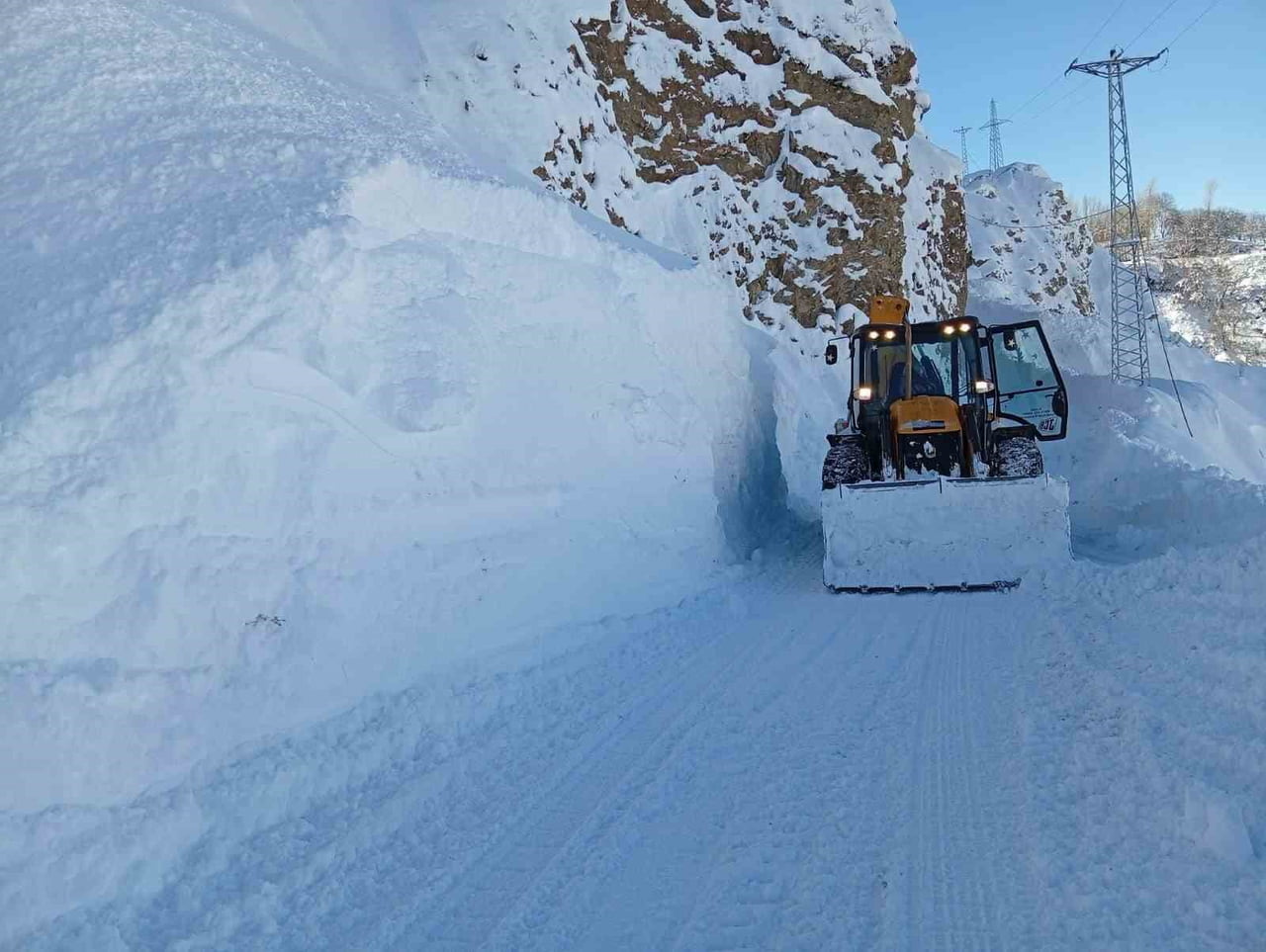 SİİRT’TE SAHADA OLAN 47 ARAÇ VE 100 PERSONELLE 278 KAPALI YOL ULAŞIMA AÇILDI.