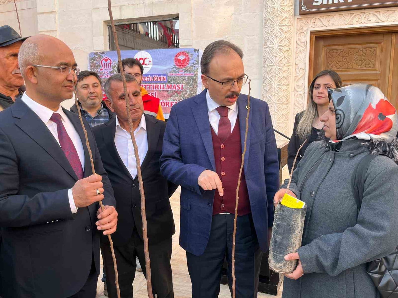 SİİRT’TE VALİ KEMAL KIZILKAYA’NIN KATILIMIYLA HAYATA GEÇİRİLEN İKİ PROJE KAPSAMINDA ÇİFTÇİLERE 25...