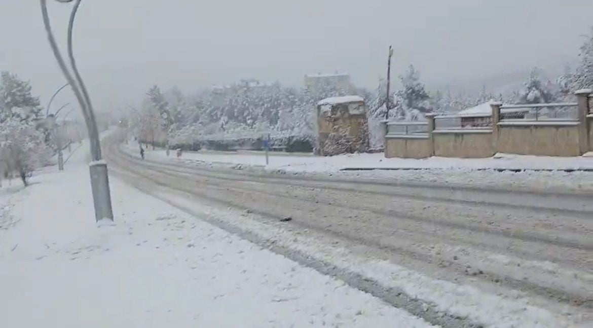 SİİRT’TE YOĞUN KAR YAĞIŞI NEDENİYLE OKULLAR YARIM GÜN TATİL EDİLDİ.