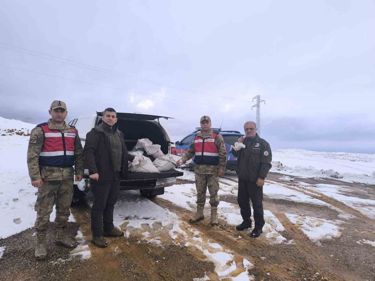 SİİRT‘TE YOĞUN KAR YAĞIŞININ OLDUĞU BÖLGELERE 750 KİLO BESİ YEMİ BIRAKILDI.