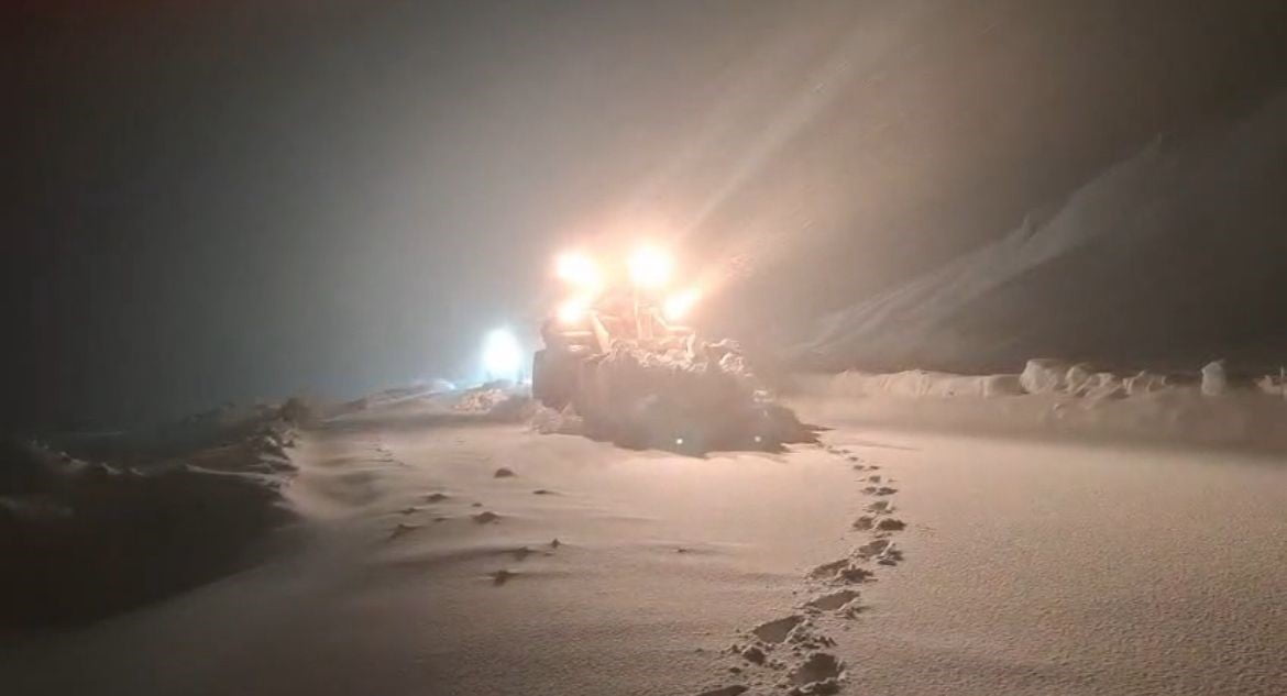 SİİRT’TE YOĞUN KAR YAĞIŞIYLA BİRLİKTE 97 ARAÇ VE 202 PERSONEL SAHADA. BAYKAN-BİTLİS KARA YOLU AĞIR...