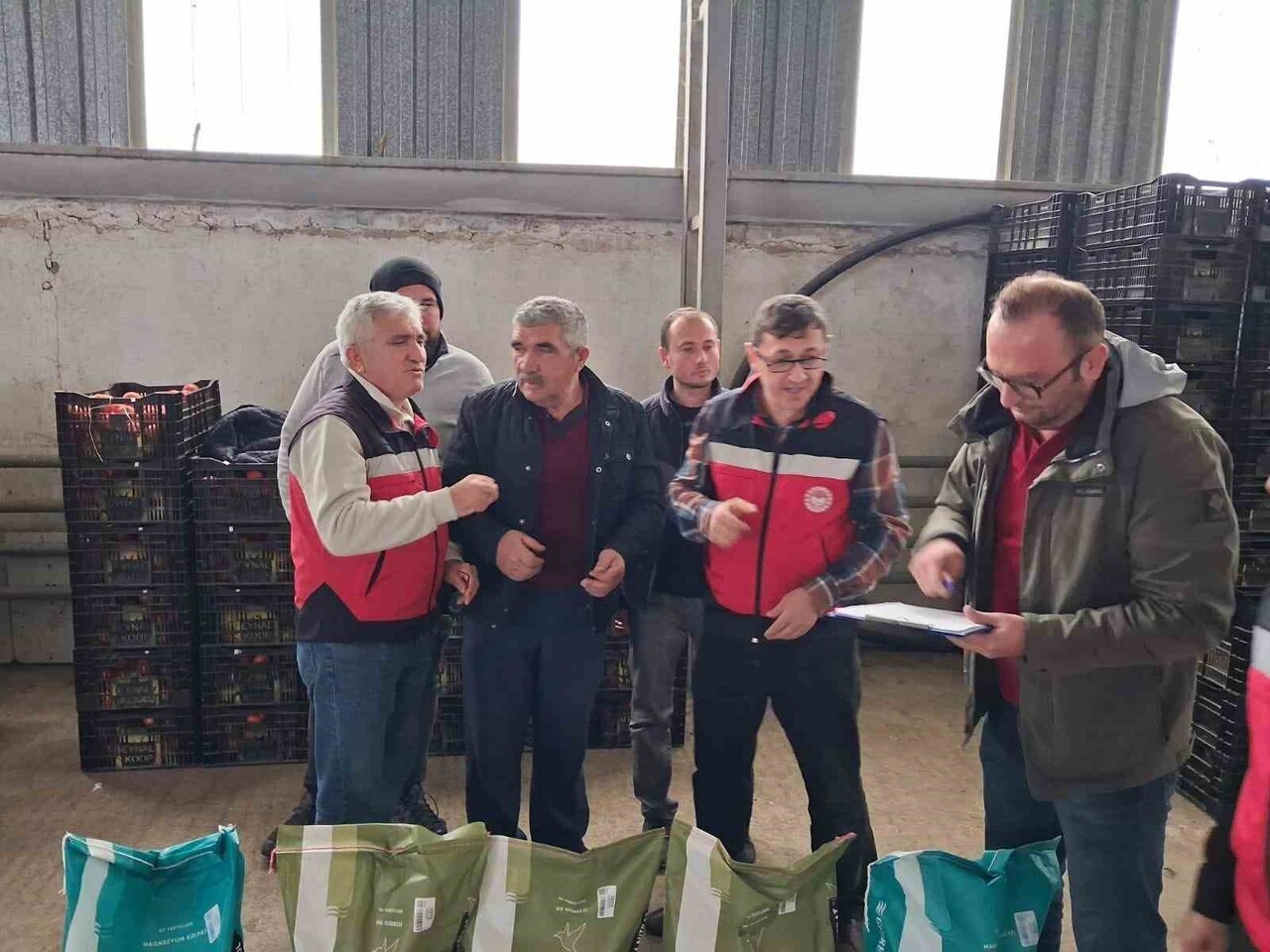 SİMAV’DA 11 SERA ÜRETİCİSİNE 2,5 TON GÜBRE DESTEĞİ