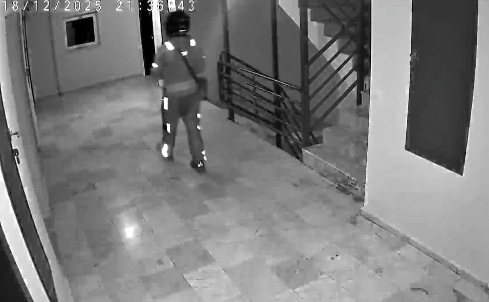 SİNCAN İLÇESİNDE BİR KURYE SİPARİŞ GETİRDİĞİ BİNANIN MERDİVENLERİNE TUVALETİNİ...